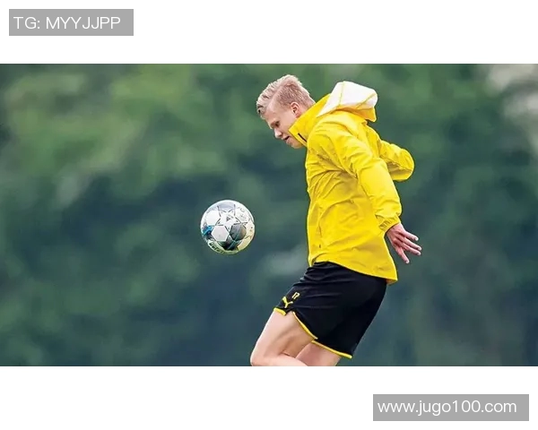 花式足球颠球技巧全解析让你在球场上成为瞩目的焦点